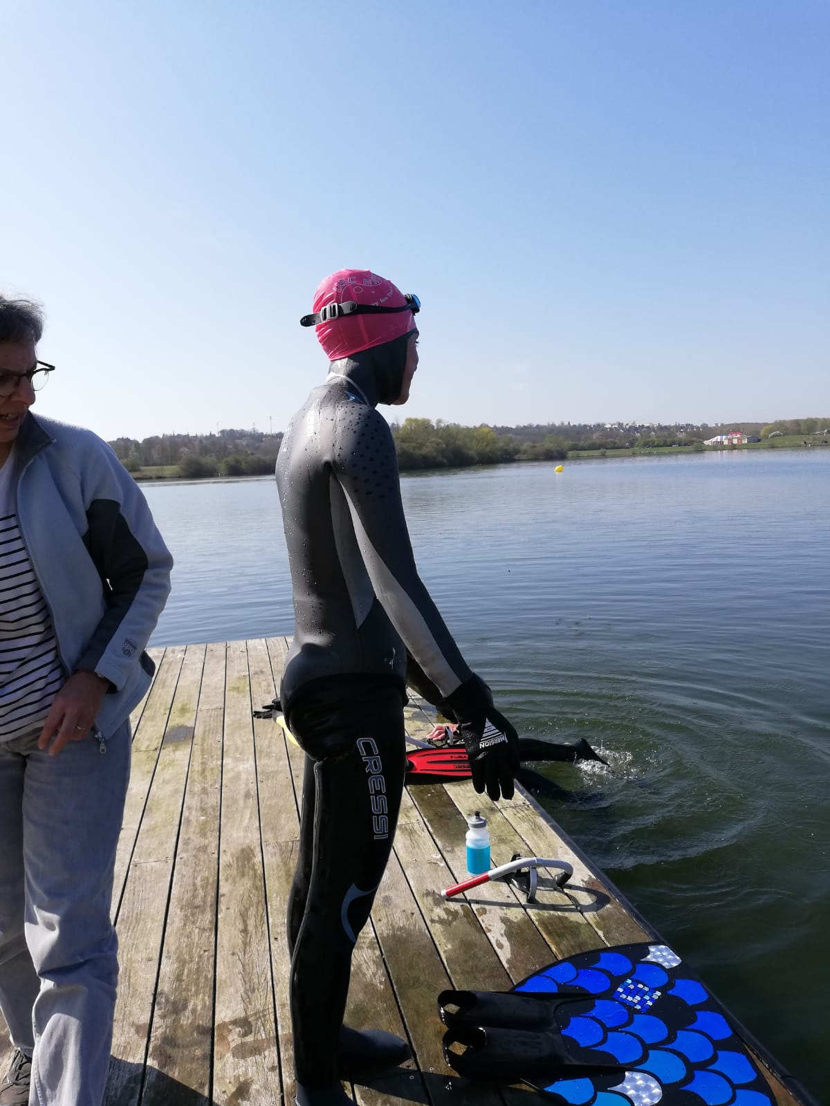 Nathalie prête à chausser sa palme colorée.