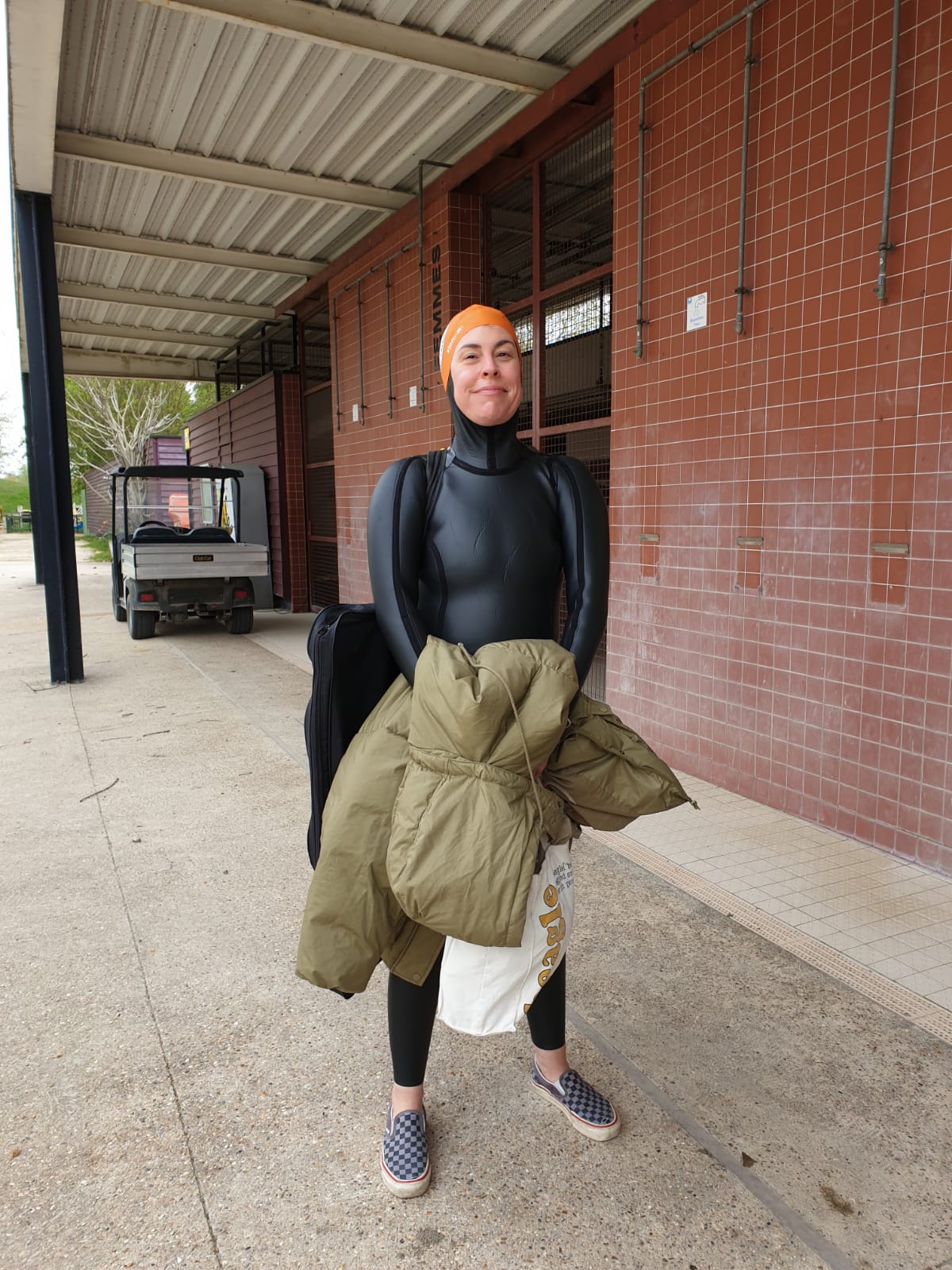 Dorothée tout sourire avant de nager dans une eau à 12°