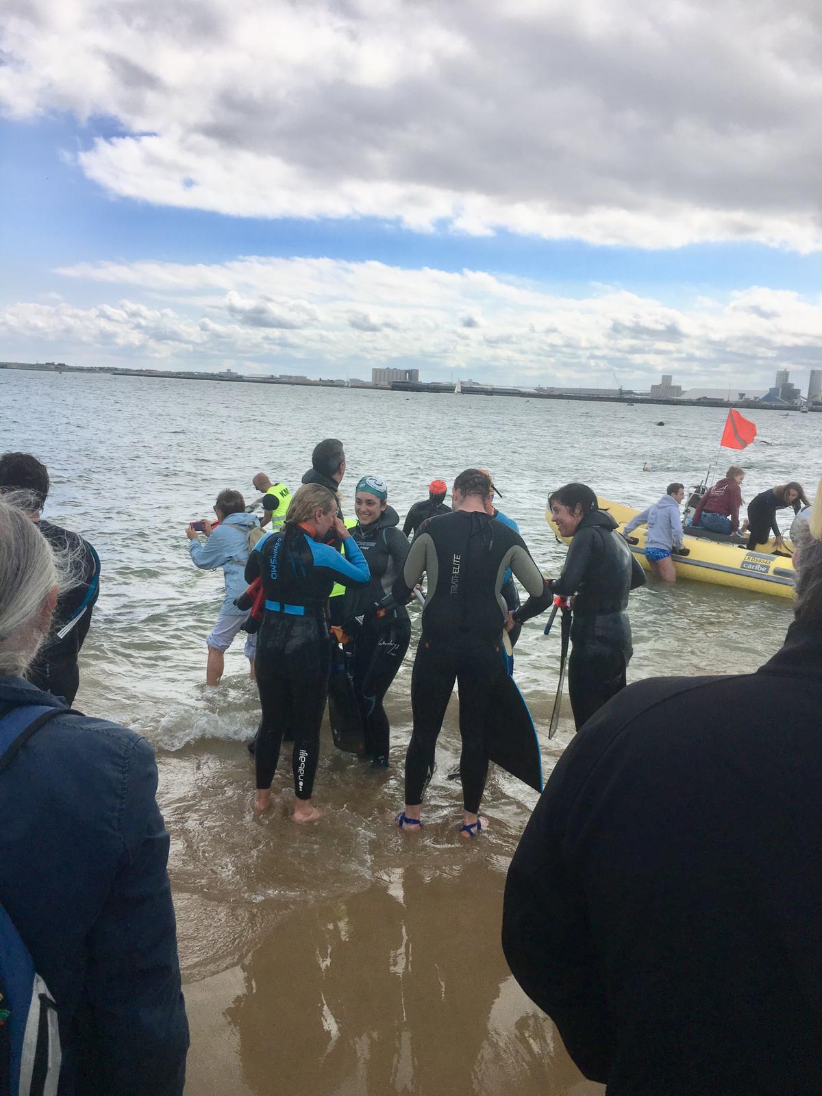 Nadia vient d'arriver toute émue