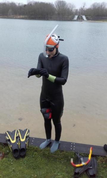 Nathalie avec les gants et les chaussons prête à affronter le froid